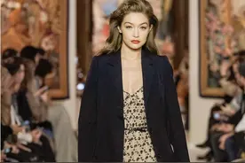 超模吉吉·哈迪德传怀孕5个月，挺孕肚走秀，发福脸肿早有迹象图片