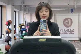 马思纯晒健身照亲破怀孕传闻，吐舌卖萌自拍，恋爱后状态越来越好图片