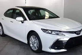 内饰配悬浮屏，中期改款凯美瑞曝光，价格成销量唯一“绊脚石”？图片