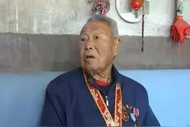 女儿收拾房间，才发现父亲是一等功臣，老人的荣誉证书摆满桌子图片
