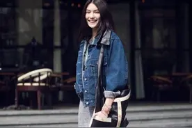 谁说“小白鞋”过时了？今春流行这样穿，时髦显瘦又显高，真好看图片