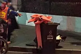 “那个因为蝴蝶结走红的奶奶，消失在阳台”：流量时代之殇图片