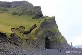 世界尽头的仙境，遍地的天然黑沙，笔直挺立的玄武岩柱图片