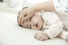 宝宝发烧“烧抽了”？千万别做这3件事，可致命图片