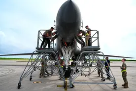 美军核轰战巡，动用印度洋基地，演练奔赴澳大利亚，矛头直指中国图片