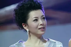 主持人仇晓罕现身，51岁被赞状态依旧！和洪涛热聊疑有大动作？图片