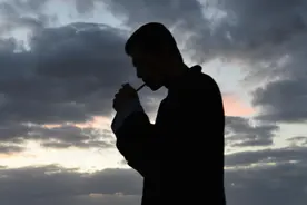 有一种男人，“不抽烟、不喝酒、不打牌、不开车”图片