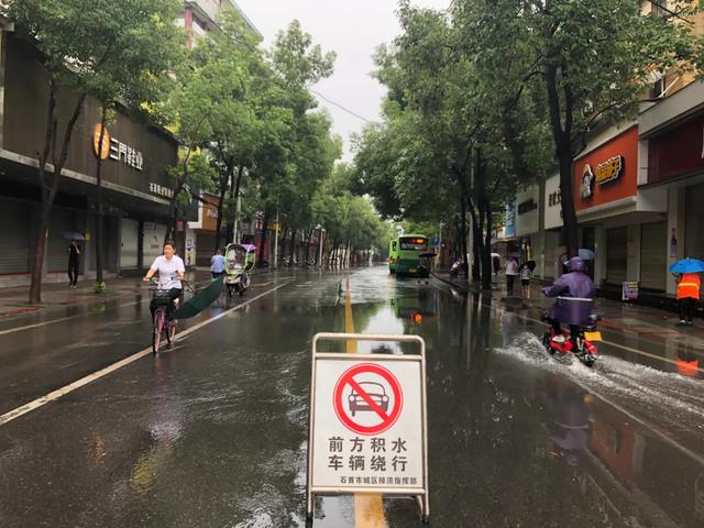 暴雨袭城！今天，石首人的出门现场曝光