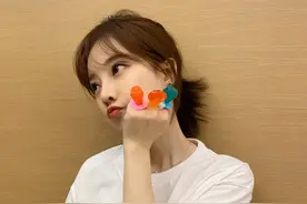 冯提莫宅家踢毽子，当她半抬“腿”的那一刻，确定不是我眼花了？图片
