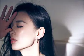 黄圣依穿淡黄色长裙气质优雅 秀s型身材美腿吸睛图片