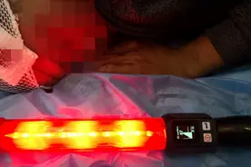 桂林一男子骑车酒驾闯红灯撞上石墩！结局太惨了图片