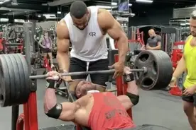 23岁小伙卧推225kg被砸趟进医院，胸部肌腱瞬间撕裂图片