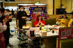 在海底捞打工，拿三倍工资，七天后我再也不想吃火锅了图片