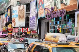 市值暴跌5500亿！停薪10万员工！全球最大的娱乐公司也扛不住了图片