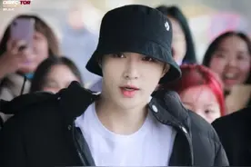 张艺兴逆应援粉丝，街头为粉丝送苹果粉丝直呼太有仪式感图片