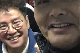 谭咏麟偶遇周润发苗侨伟黄日华爬山，发哥亲自领队还帮人按摩图片
