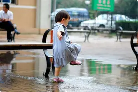 一下雨宝宝就兴奋喜欢淋雨玩，宝妈担心长虱子不让去，这样好吗？图片