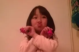 两只可爱的彩泥小猪图片