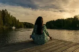 看着你的背影，终究没上前打个招呼图片