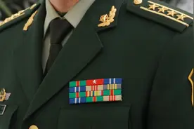 教你如何识别我军军官的级别大小，只看胸前的资历章就行了图片