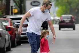 布莱德利库珀和女儿现身，Lea穿着亮粉色穿搭，肯定是妈妈打扮的图片