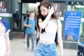 牛仔老爹裤+露脐装，抓住酷暑的尾巴，让你再“腰精”一把图片