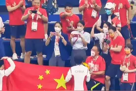 师姐变小迷妹！郭晶晶给全红婵拍照挤到脱西装，当裁判后气场好强图片
