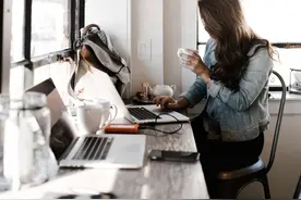 跨越手机手表电视的小布助手，如何在智能生态中带来人文关怀？图片