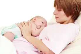 孩子“第1口奶”喝母乳还是奶粉，不用三年，这些差距越来越大图片