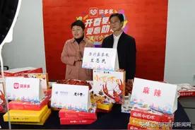 潢川县长化身小龙虾宵夜“吃播”，在直播间一小时卖虾25万只图片