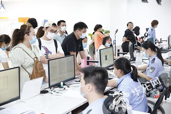 重庆全市41个派出所综合窗口正式运行 驾照入籍重庆15分钟就办结