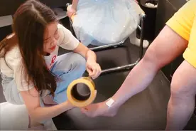 陈赫术后现身坐轮椅，右脚浮肿缠满绷带，张子萱蹲地为其换药擦脚图片