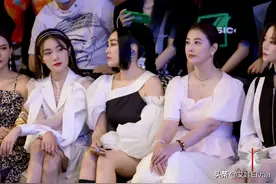 周海媚久违露面，头排看秀穿公主裙比钟丽缇还年轻，没生娃真冻龄图片