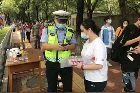 家长不见了，准考证丢了，急急急……别慌，武汉交警为你救急！图片