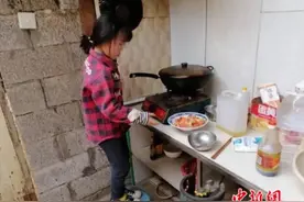 泪目！7岁女孩踩凳子炒菜，照顾患癌奶奶和5岁弟弟，撑起一个家图片
