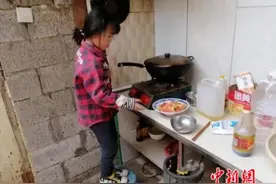 泪目！7岁女孩踩凳子炒菜，照顾患癌奶奶和5岁弟弟，撑起一个家图片