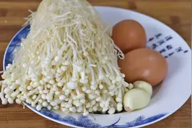 金针菇新做法，加2个鸡蛋，简单一做，比吃肉都香，开胃又下饭图片