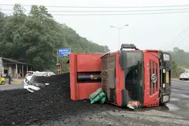 湘潭一重型自卸货车发生侧翻，小车被埋！又是这个原因…图片