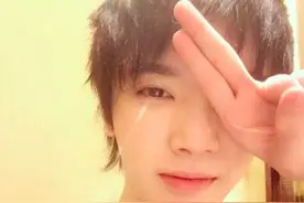 没有华晨宇的人气，宁桓宇泪称压力大，却有2套房还开20万的车图片