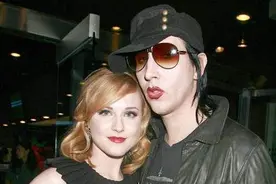 《西部世界》女主角公开指控玛丽莲·曼森虐待：在我十几岁时就开始虐待我，我被洗脑、被操纵屈服图片