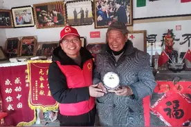 南通吉坝乡连爱心协会志愿者慰问感动中国人物吴锦泉图片