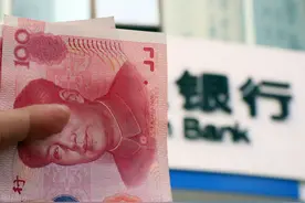 一万块钱存银行，直接存一笔好，还是分成两个五千元存更好？图片
