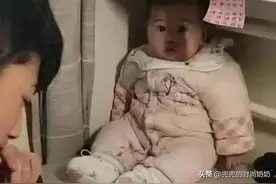 "吉祥物"妹妹火了，哥哥写作业把妹妹摆桌前，妹妹表情太有戏图片