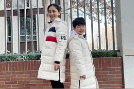 胡可晒母子合照，45岁眼窝凹陷显老态，9岁安吉身高到妈妈脖子图片