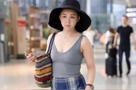 李小萌真随意，穿小背心配格纹“睡裤”就走机场，看上去显胖不少图片