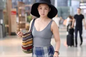 李小萌真随意，穿小背心配格纹“睡裤”就走机场，看上去显胖不少图片