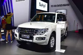 帕杰罗尊贵越野典藏版，增加车头立标，还搭载了3.0L V6图片