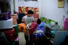 渐冻人母亲坚持怀孕产子，年迈父母养女又养孙，邻居：死了才解脱图片