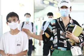 杨童舒罕见带儿子走机场，11岁儿子穿国货模样帅气，身高直追妈妈图片