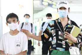 杨童舒罕见带儿子走机场，11岁儿子穿国货模样帅气，身高直追妈妈图片